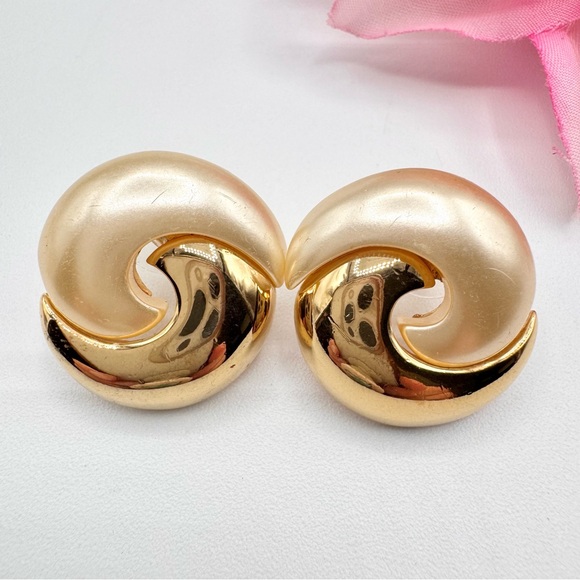Vintage Napier Faux Pearl and Gold Tone Swirl Stud Earrings Chic 80s 90s Runway - Picture 1 of 16